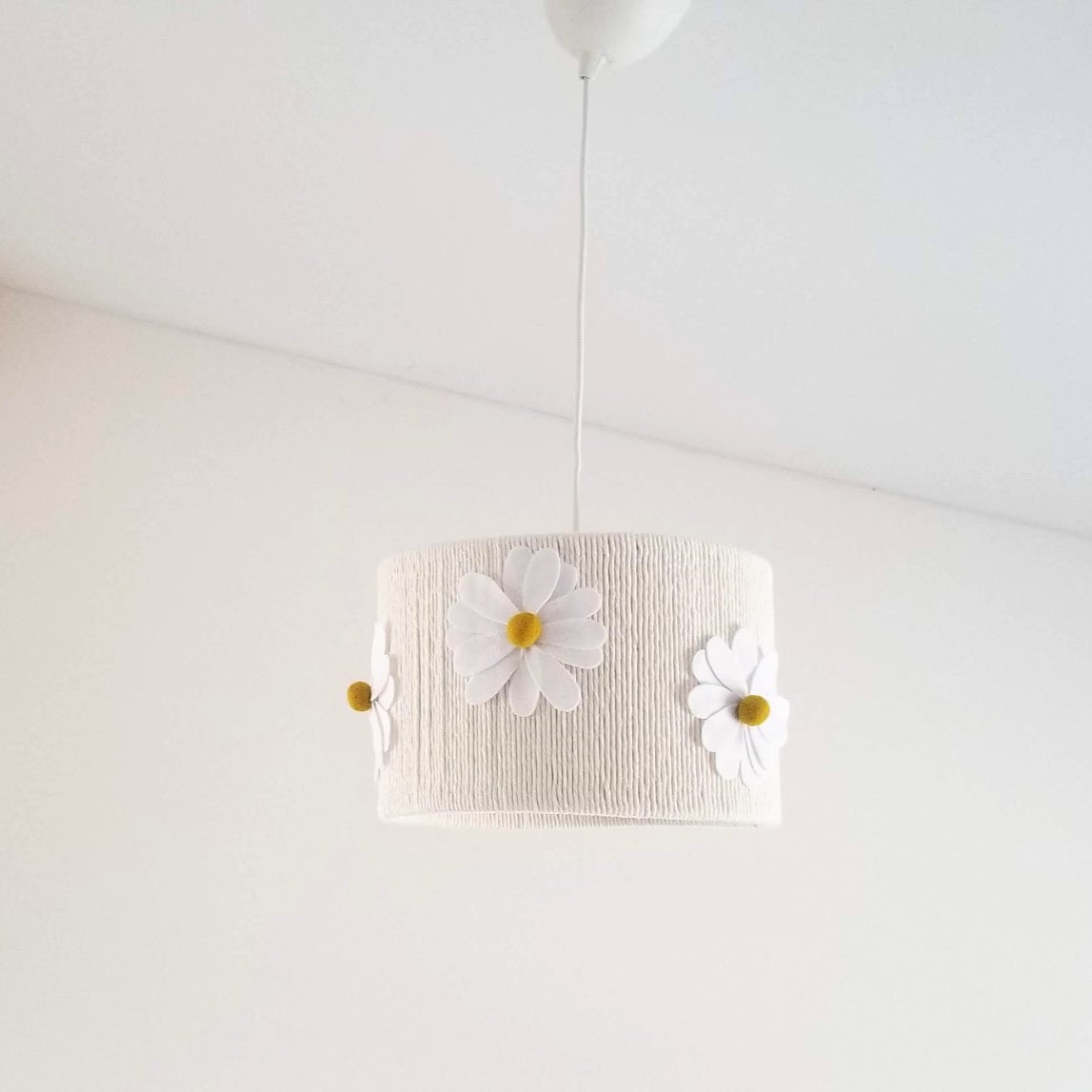 Lampa dziecięca Stokrotki – magiczny klimat kwiatowej łąki w pokoju dziecka