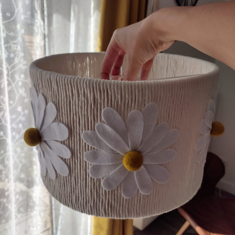 Lampa dziecięca Stokrotki – magiczny klimat kwiatowej łąki w pokoju dziecka - obrazek 4