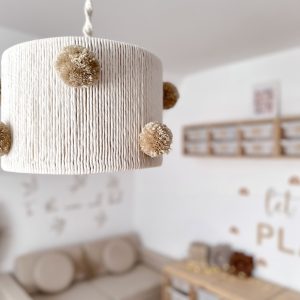 Lampa wisząca boho z pomponami – stylowa dekoracja do wnętrz
