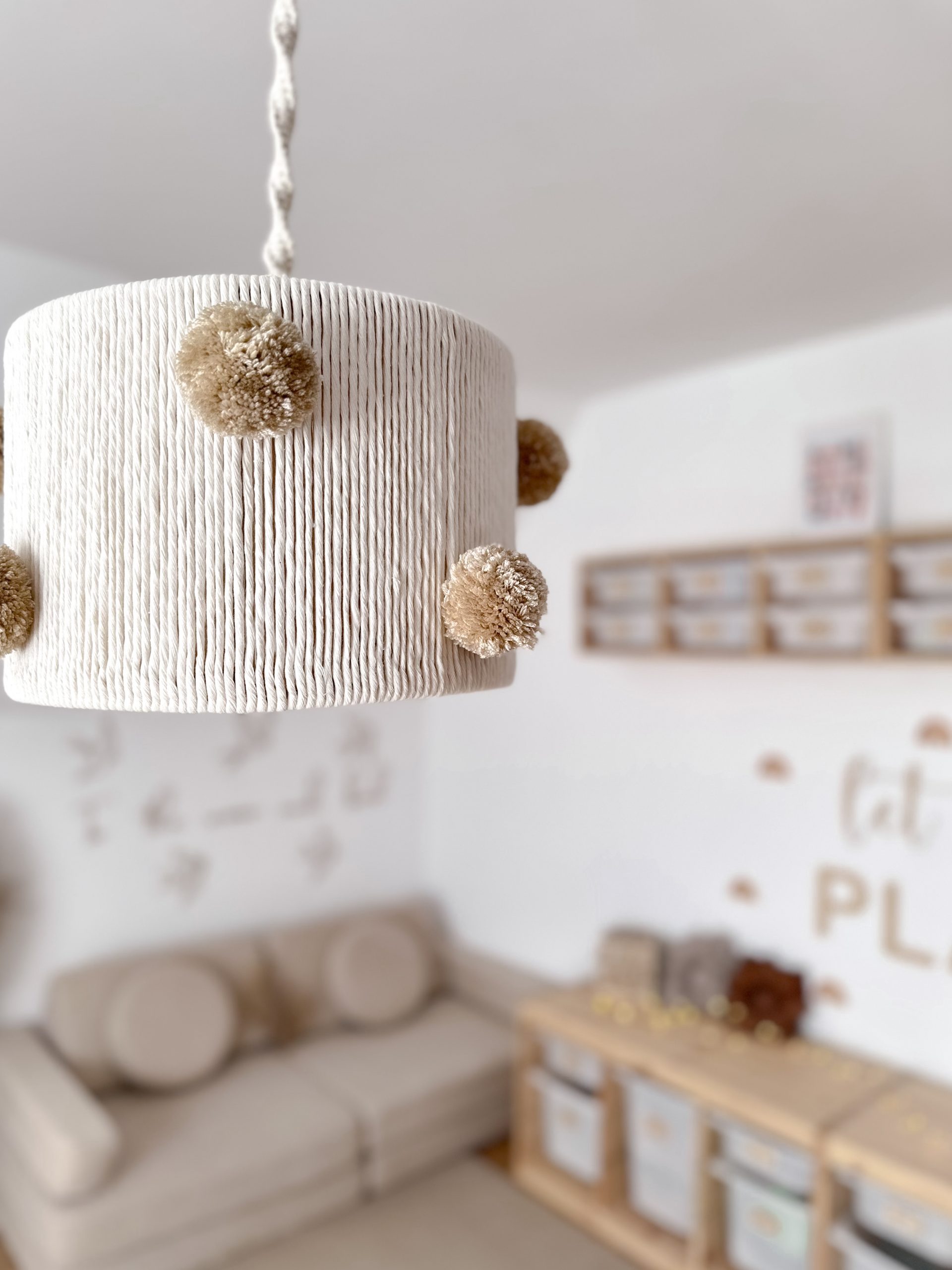 Lampa wisząca boho z pomponami – stylowa dekoracja do wnętrz - obrazek 2