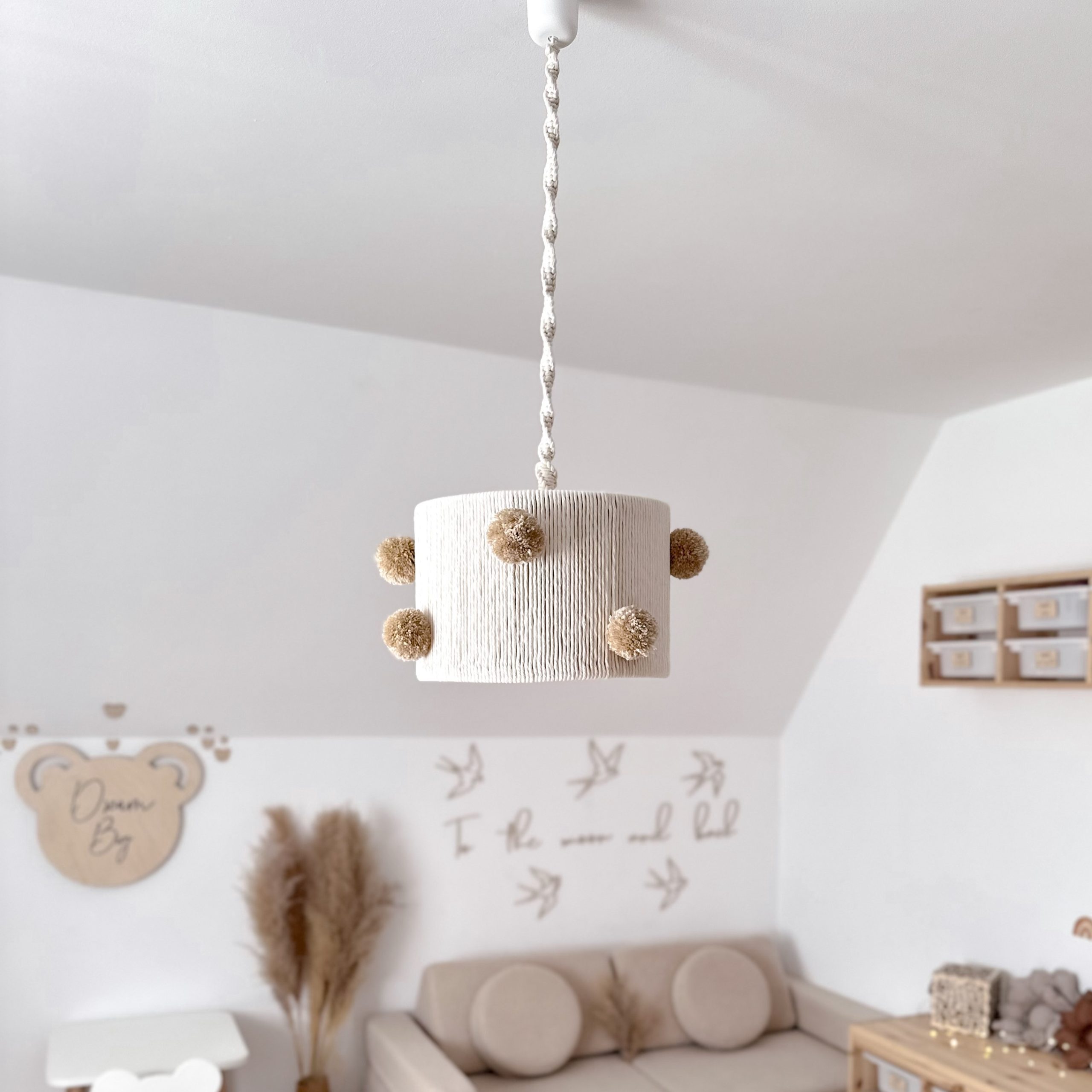 Lampa wisząca boho z pomponami – stylowa dekoracja do wnętrz