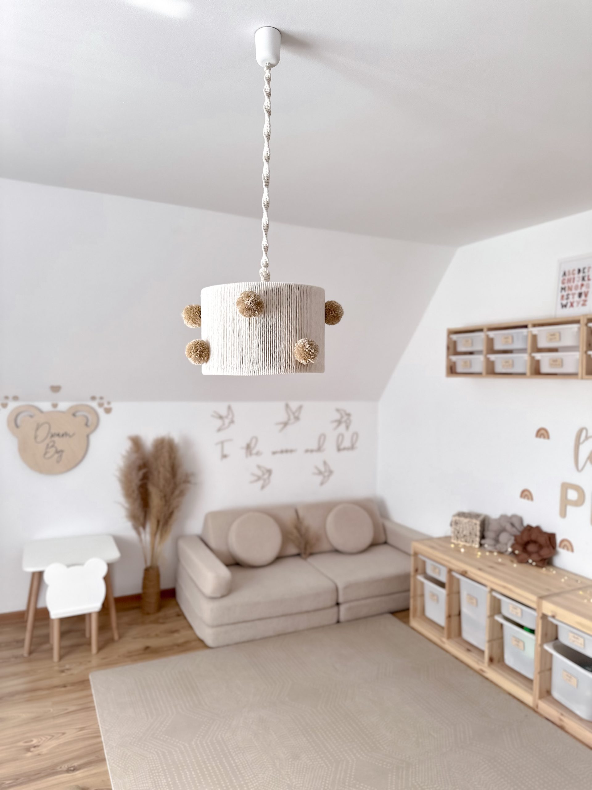 Lampa wisząca boho z pomponami – stylowa dekoracja do wnętrz - obrazek 3