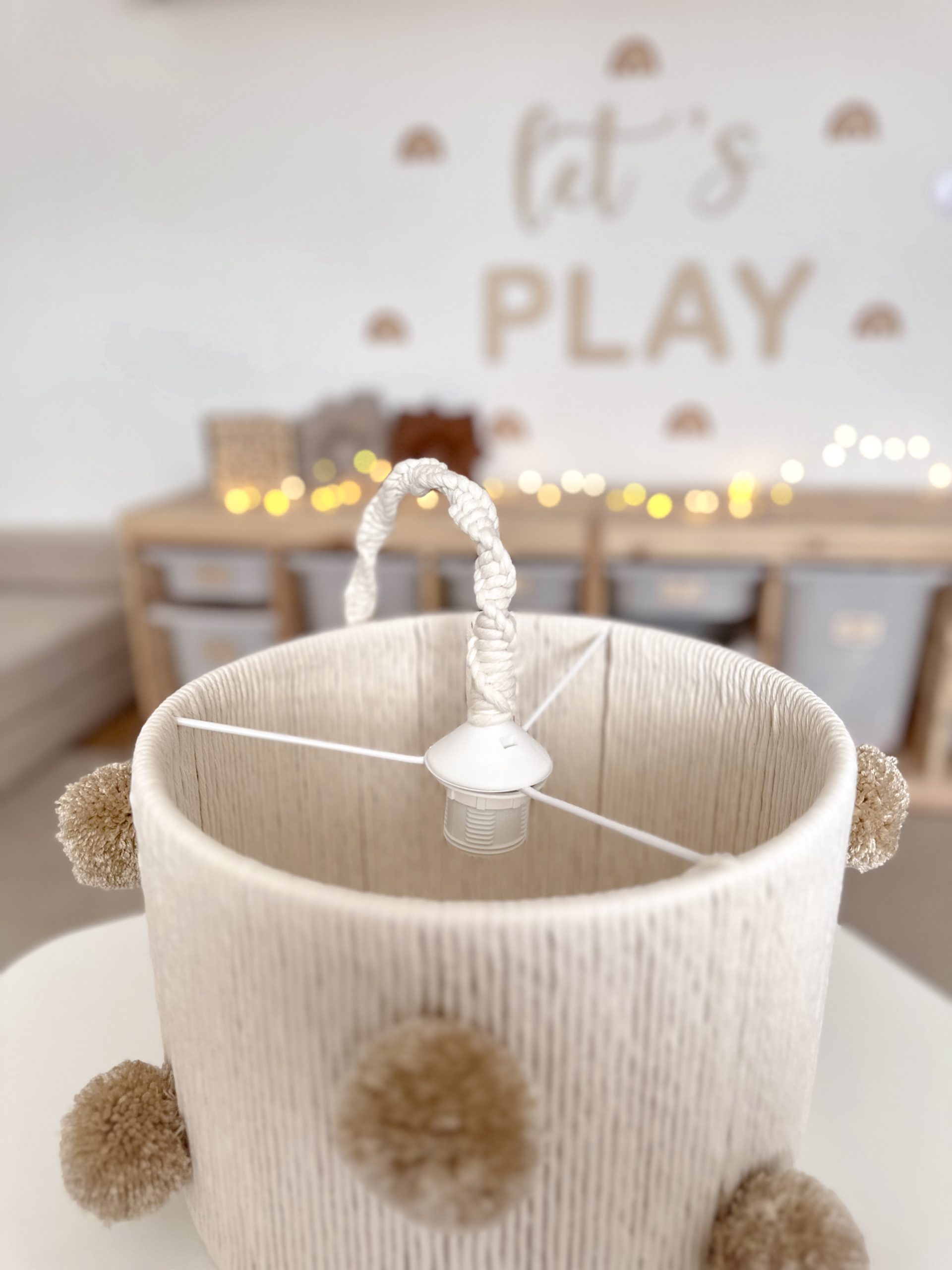 Lampa wisząca boho z pomponami – stylowa dekoracja do wnętrz - obrazek 4