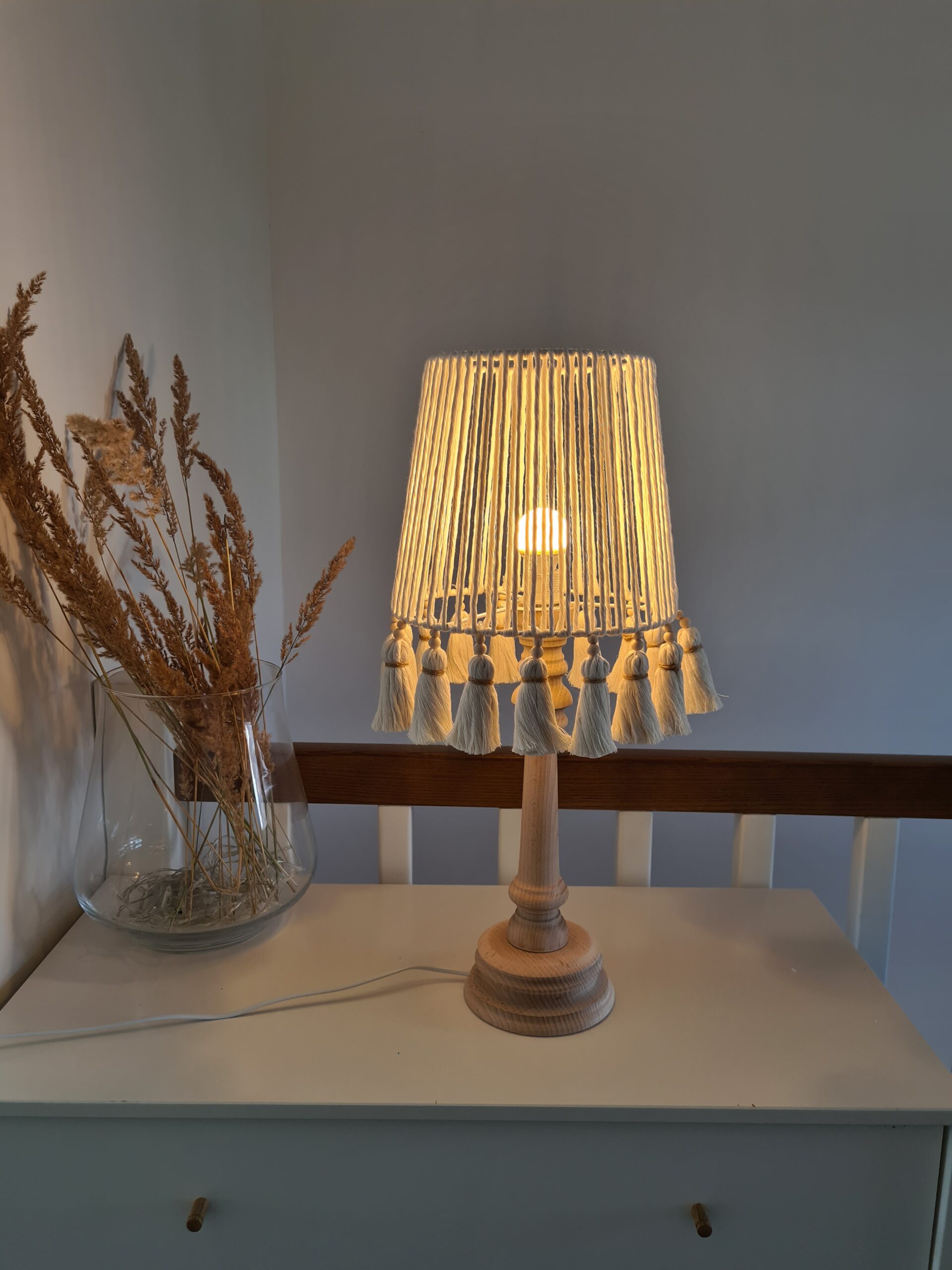 Lampka nocna boho z frędzlami – styl, natura i ciepło - obrazek 2