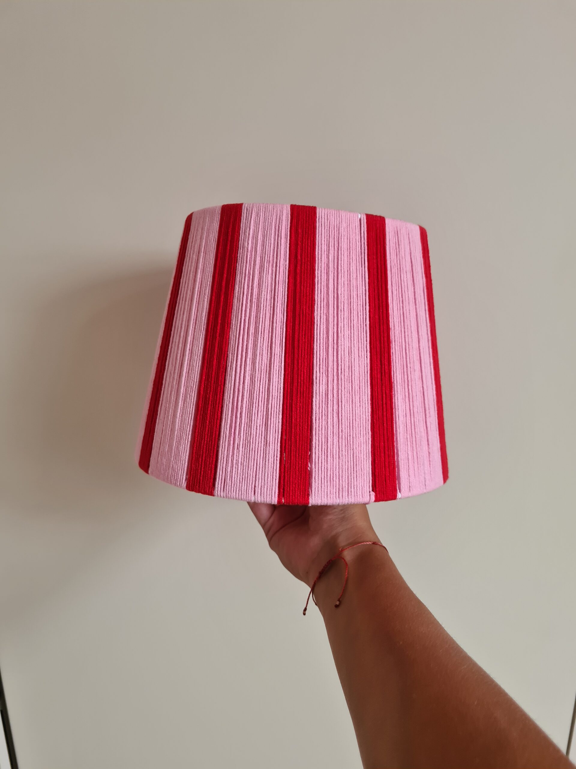 Ręcznie pleciona lampka nocna boho - różowo-czerwona - obrazek 5