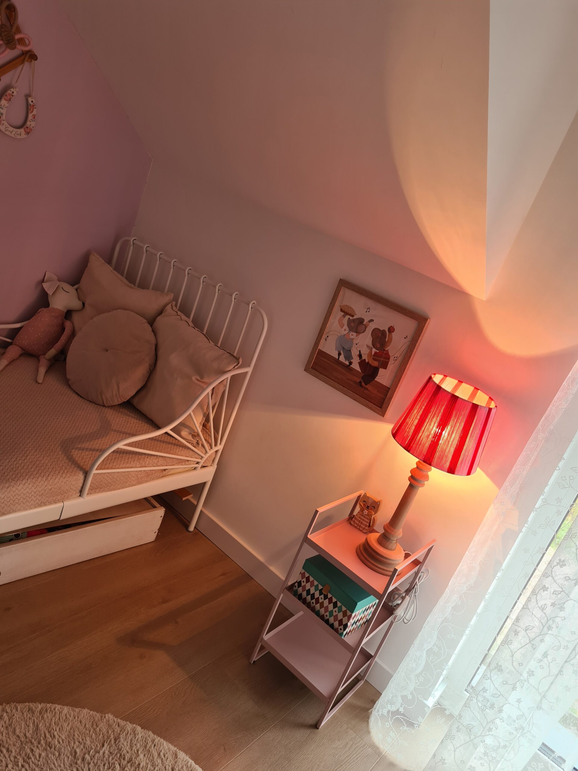 Ręcznie pleciona lampka nocna boho - różowo-czerwona - obrazek 6