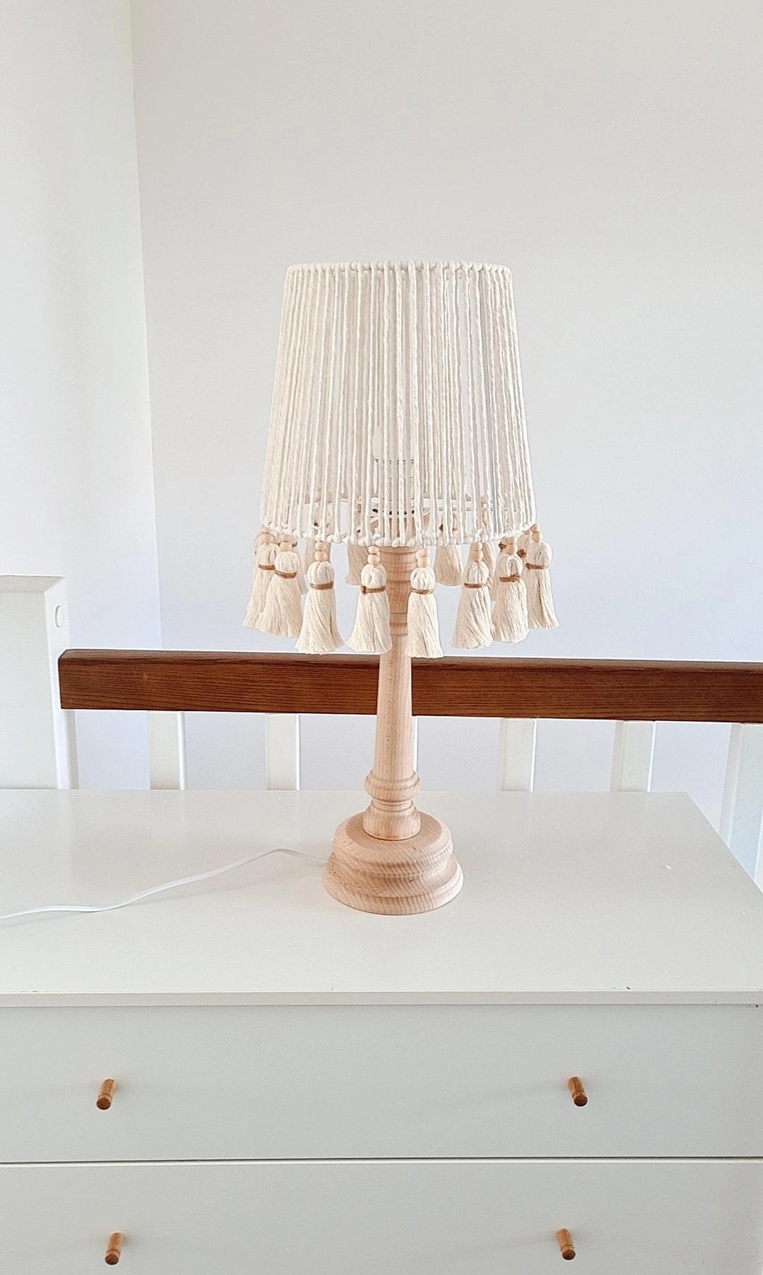 Lampka nocna boho z frędzlami – styl, natura i ciepło - obrazek 3
