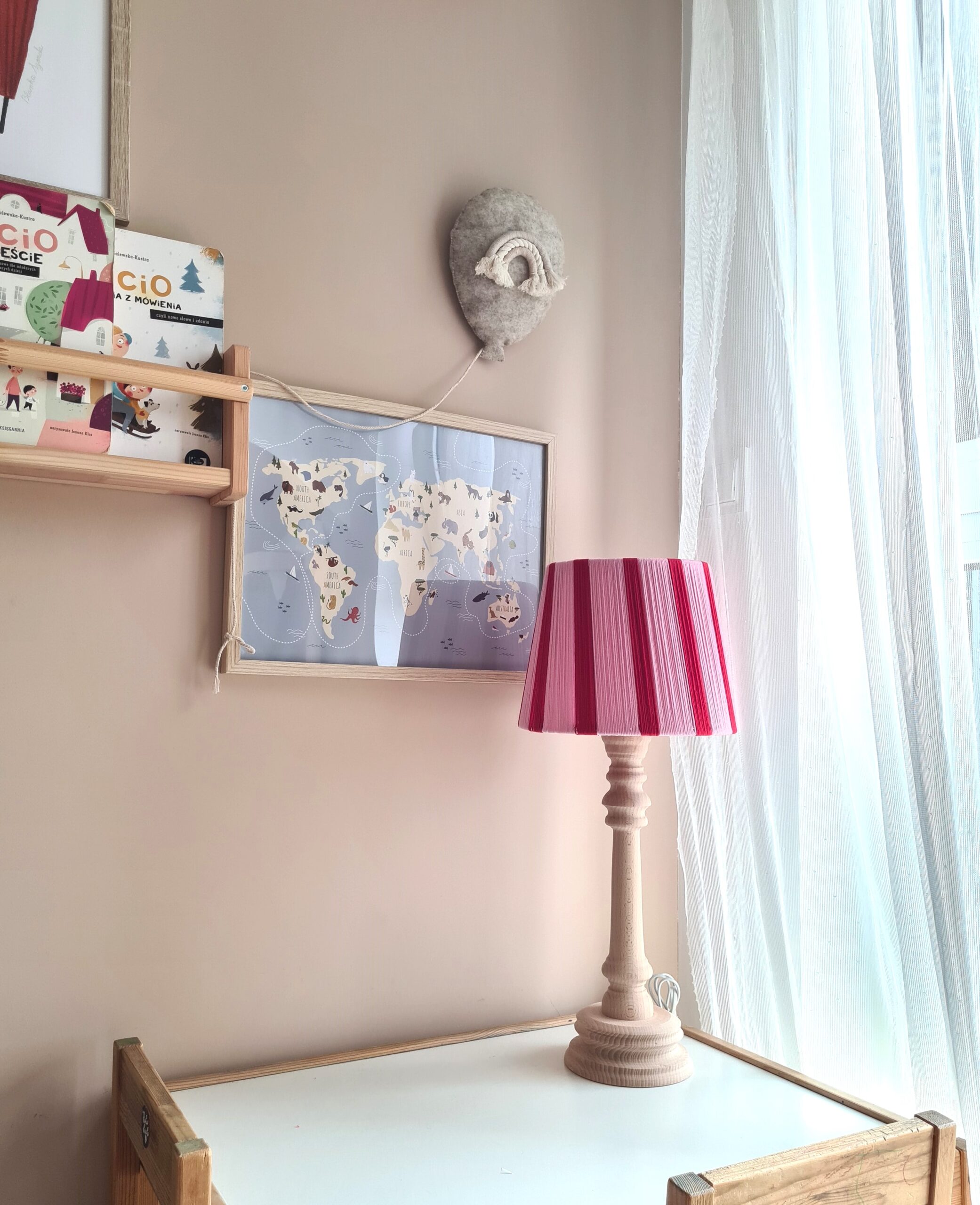 Ręcznie pleciona lampka nocna boho - różowo-czerwona - obrazek 3