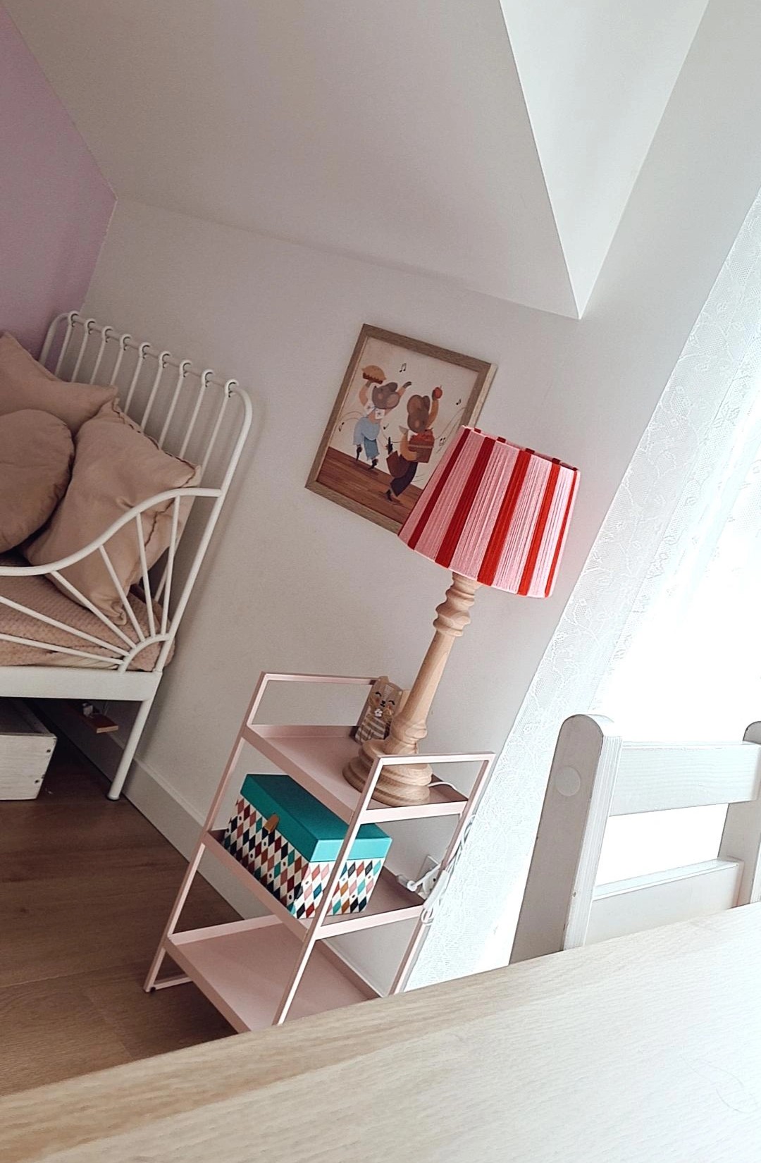 Ręcznie pleciona lampka nocna boho - różowo-czerwona - obrazek 2