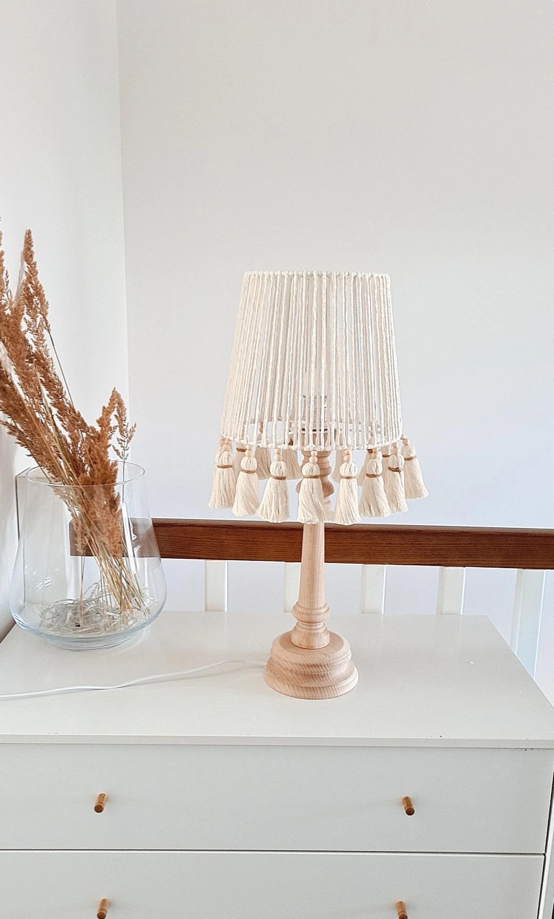 Lampka nocna boho z frędzlami – styl, natura i ciepło