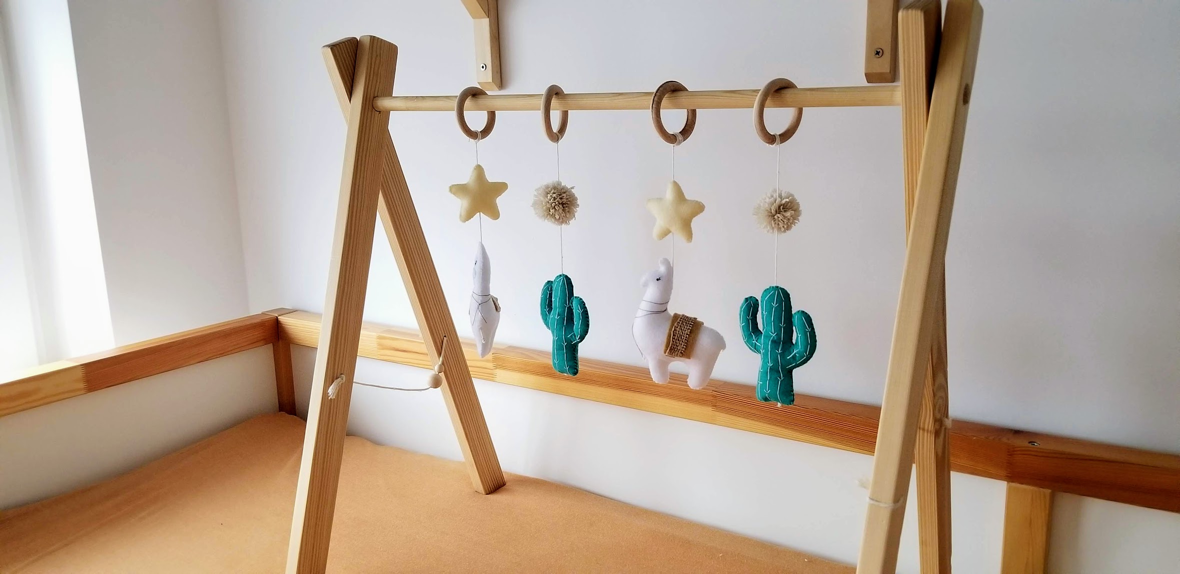 Baby Gym Alpaka i Kaktus | Drewniany Stojak Boho dla Niemowląt - obrazek 2