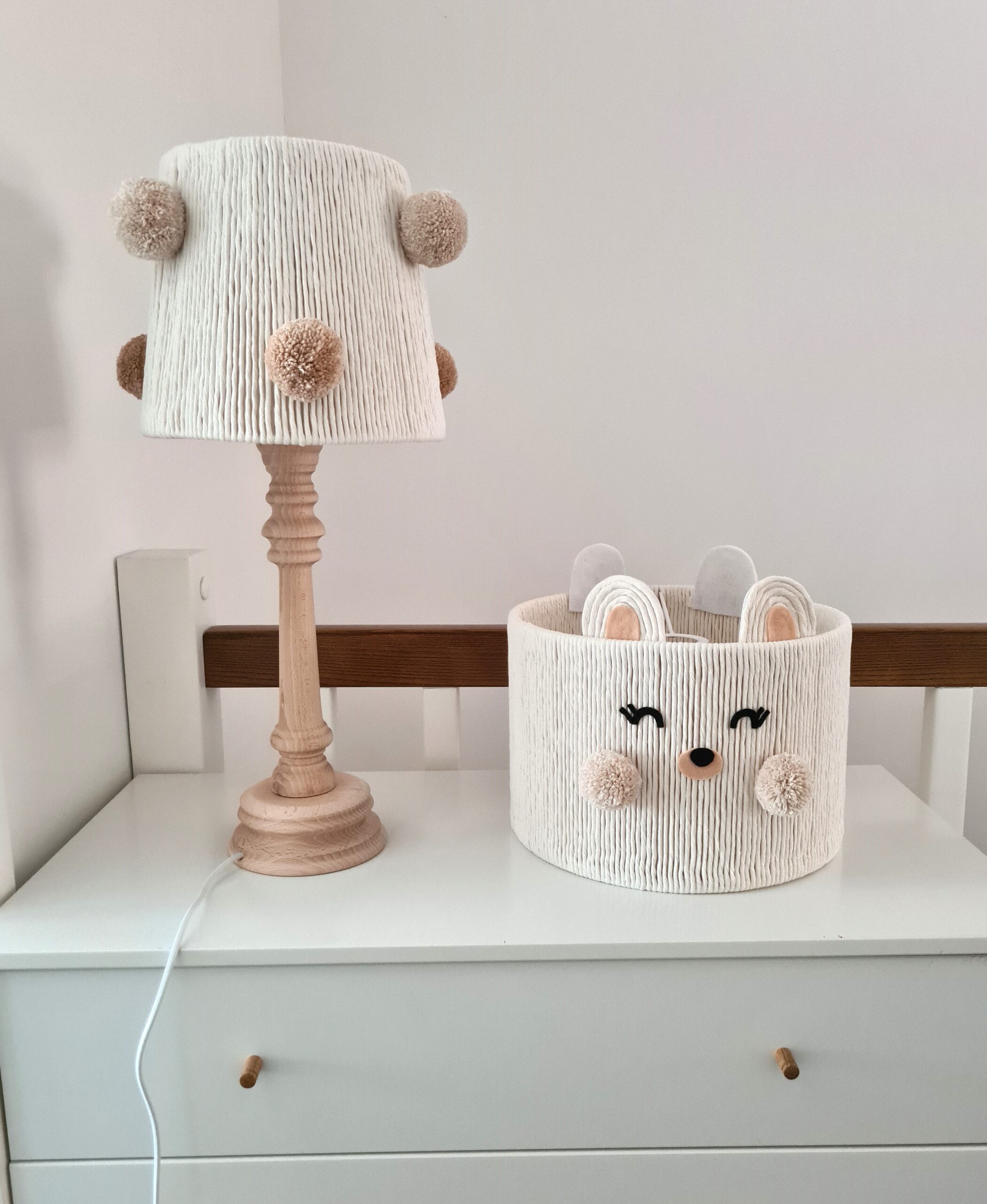 Lampka nocna dla chłopca – drewniana z pomponami - obrazek 4