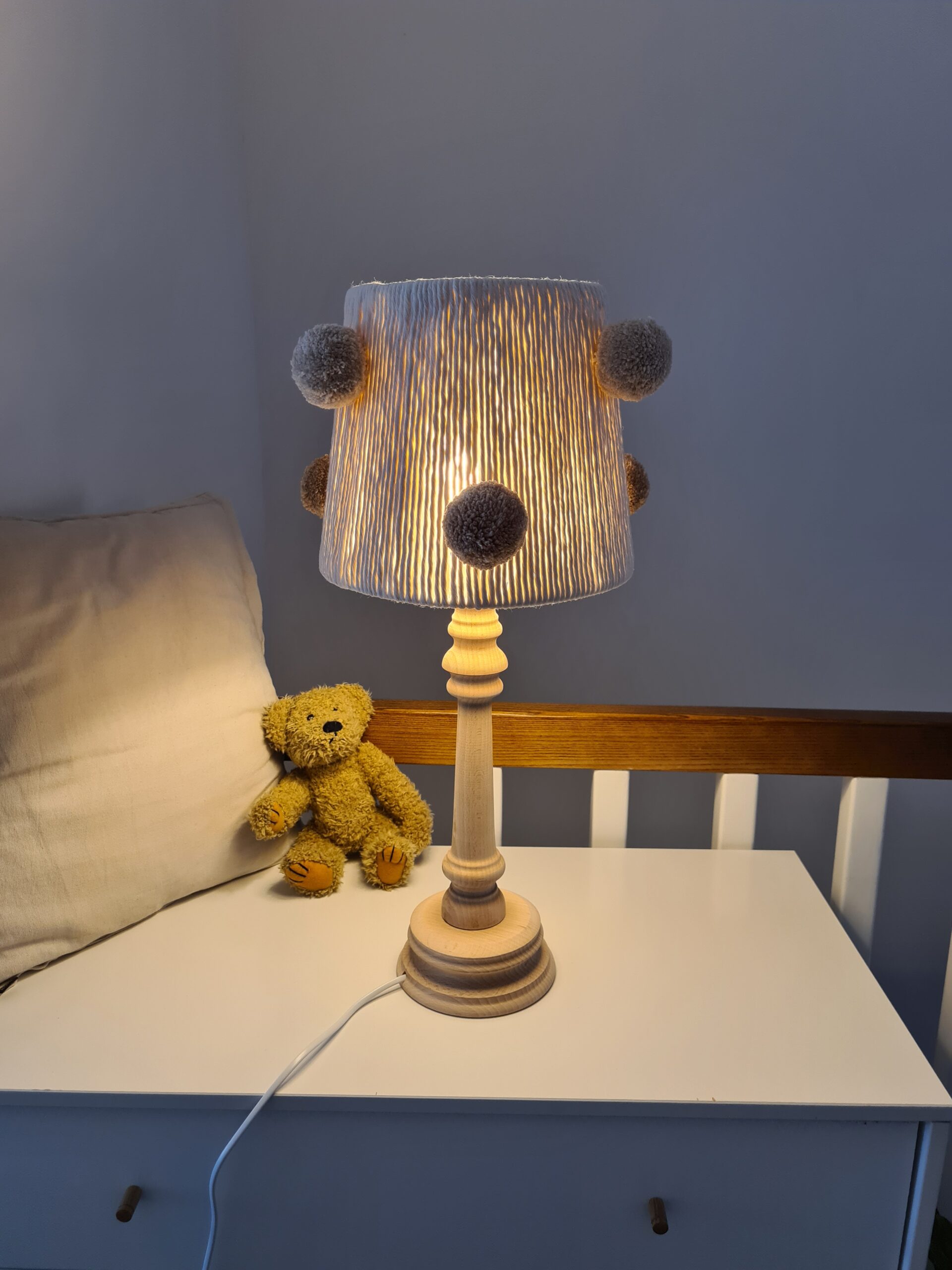 Lampka nocna dla chłopca – drewniana z pomponami - obrazek 5