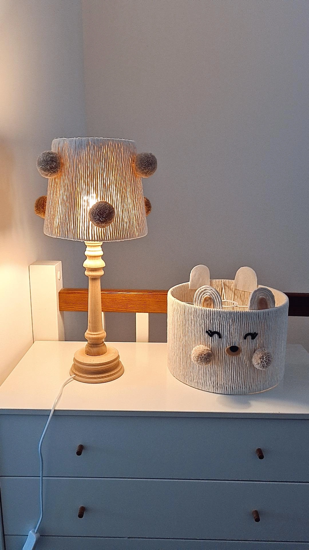 Lampka nocna dla chłopca – drewniana z pomponami - obrazek 2