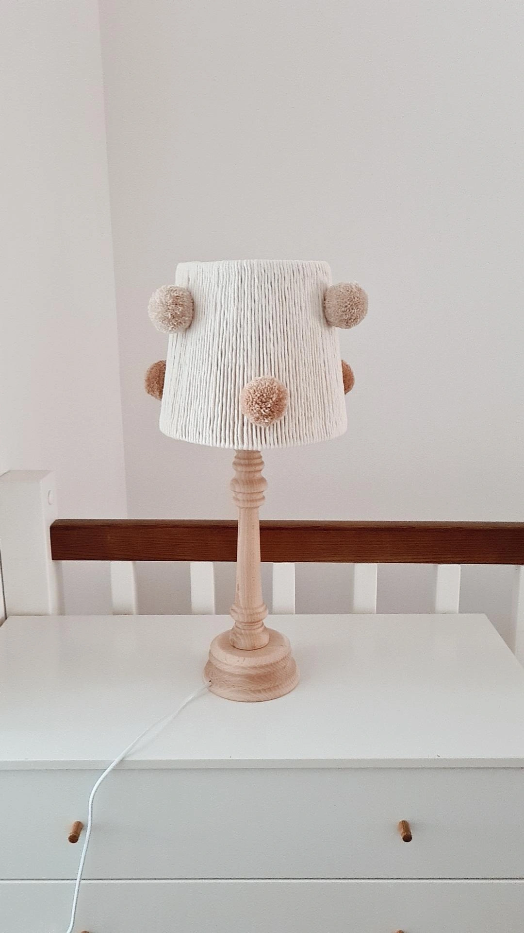 Lampka nocna dla chłopca – drewniana z pomponami