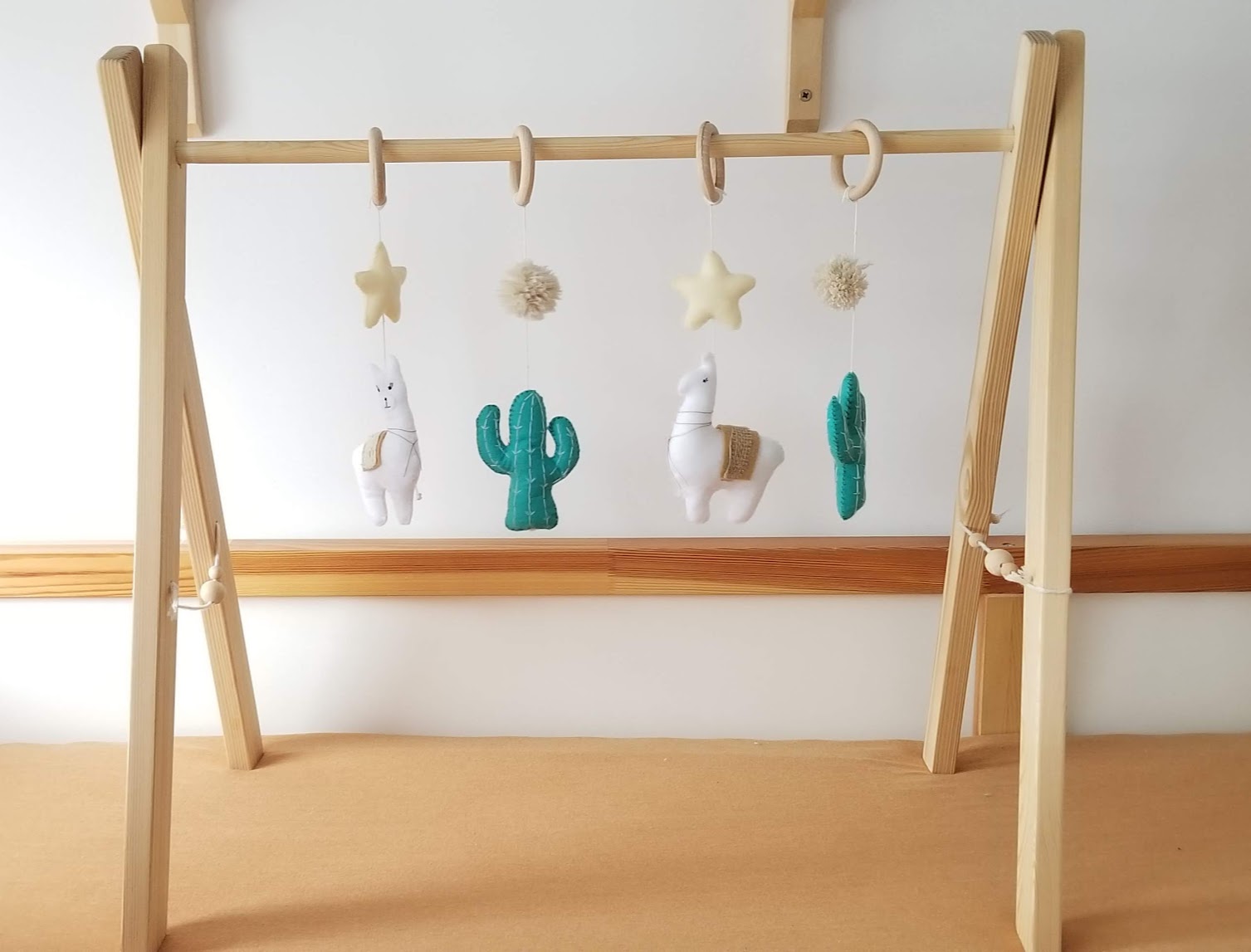 Baby Gym Alpaka i Kaktus | Drewniany Stojak Boho dla Niemowląt - obrazek 4