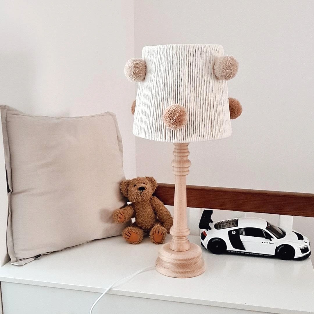 Lampka nocna dla chłopca – drewniana z pomponami - obrazek 3
