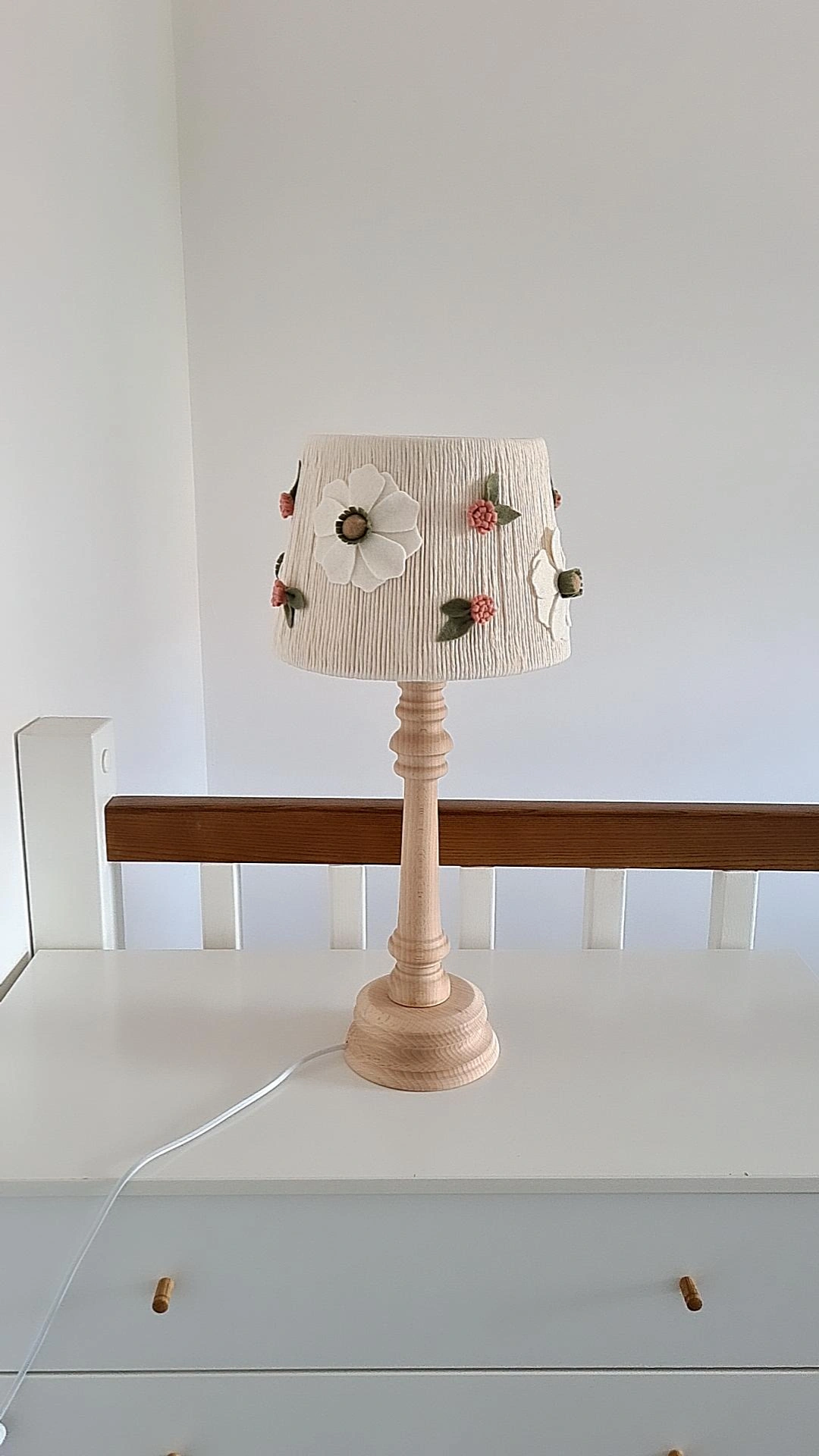 Drewniana Lampa Nocna z Kwiatami do Pokoju Dziewczynki - obrazek 2