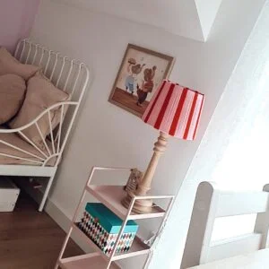 Ręcznie pleciona lampka nocna boho – różowo-czerwona